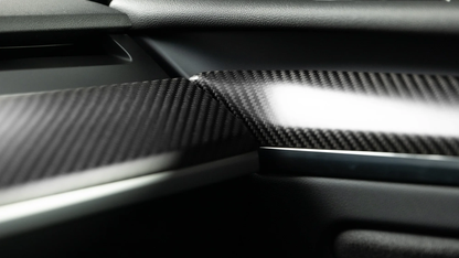 Tesla Model 3/Y interieur getransformeerd met ons premium echte carbon dashboard- en deurlijstenset.