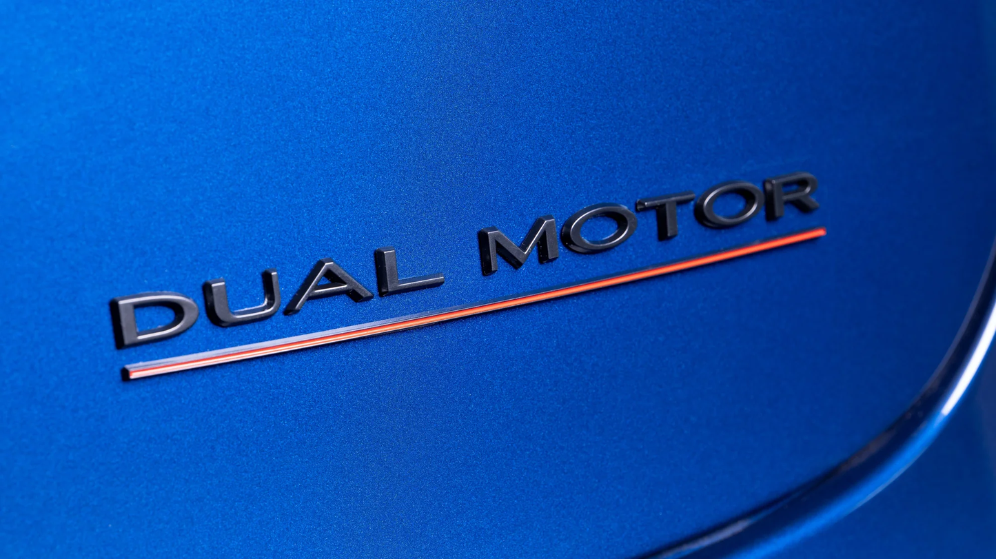 Tesla Model 3 met matzwart Dual Motor embleem