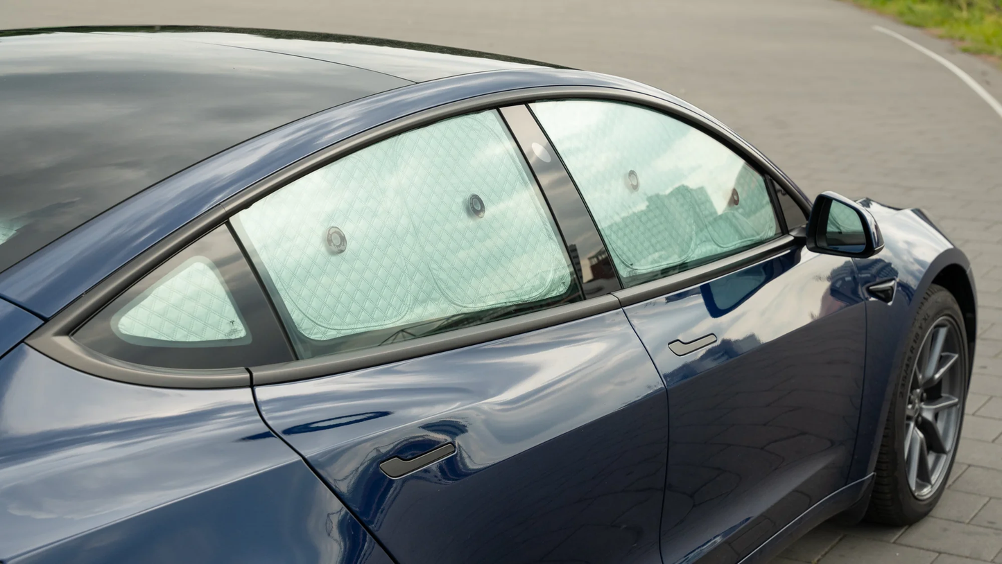Hitte-reflecterend zilveren zonnescherm op Tesla Model 3 zijruit.