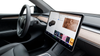 Tesla Model 3 en Model Y touchscreen beschermer van 9H gehard glas geïnstalleerd, beschermt tegen krassen en behoudt helderheid.