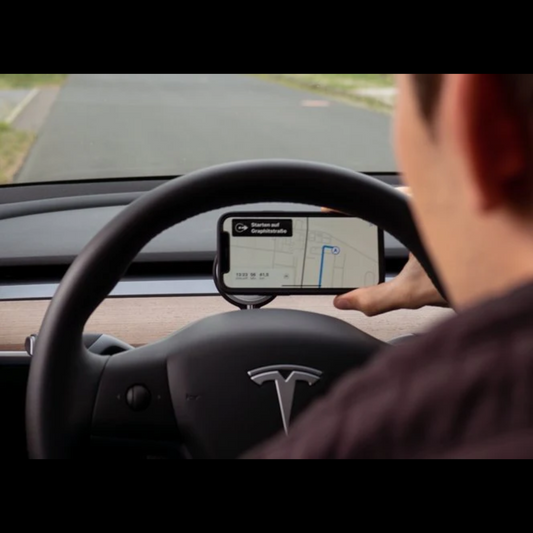 Close-up van de RACLIX® telefoon houder op het dashboard van een Tesla.