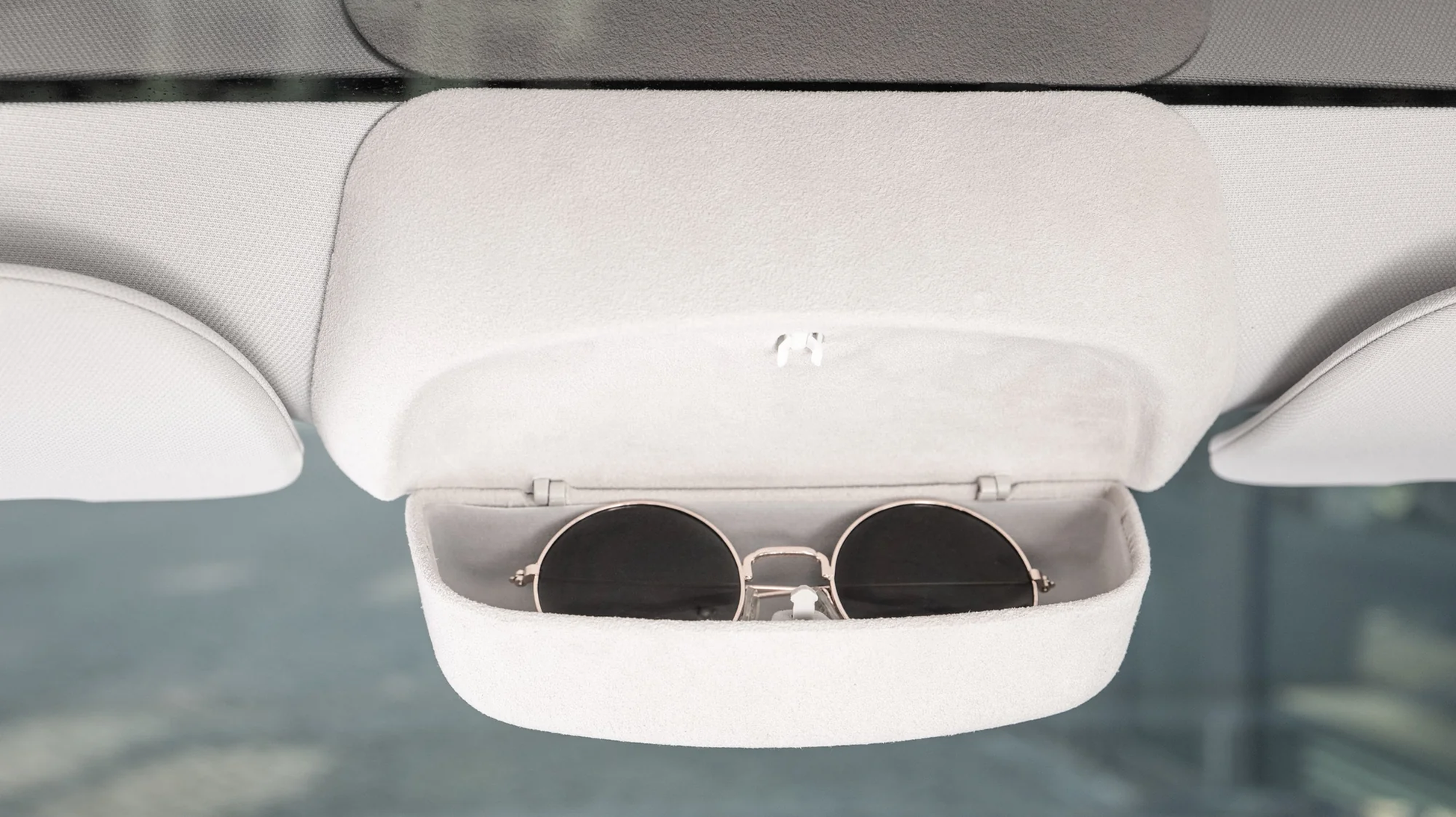 Veloursstof interieur van brillenkoker beschermt bril in Tesla Model Y