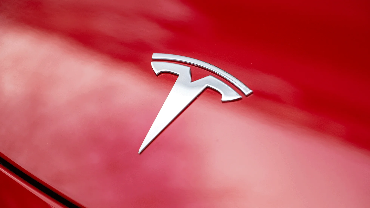 Stijlvolle matzwarte logo-emblemen voor Tesla Model 3, perfecte auto-upgrade in Nederland en België, eenvoudige installatie voor een unieke, uniforme look.