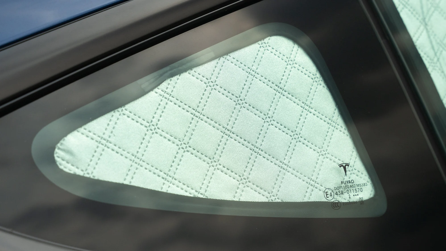 Driehoeksraam zonnescherm op Tesla Model 3 in België.