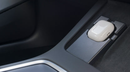 Grafietgrijze AirPod-houder, perfect passend op het Tesla draadloze laadpad, ontworpen voor het opladen van AirPods van alle generaties en modellen Nederland en Belgie