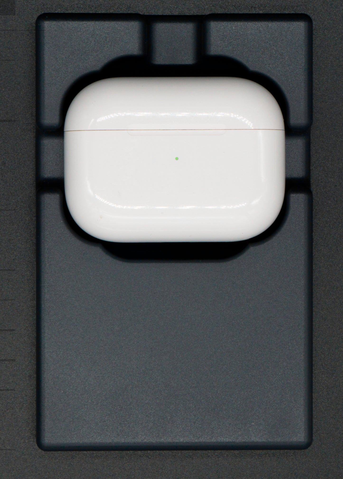 Grafietgrijze AirPod-houder, perfect passend op het Tesla draadloze laadpad, ontworpen voor het opladen van AirPods van alle generaties en modellen Nederland en Belgie