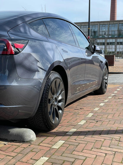 Tesla Model 3 met zwarte Performance Turbine wieldoppen set voor een sportieve look, inclusief klemmen, naafkapafdekkingen en afdichtband