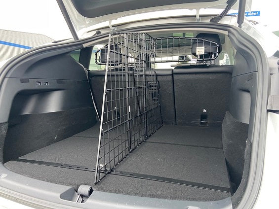 Honden veilig gescheiden in Tesla's bagageruimte dankzij Kleinmetall.