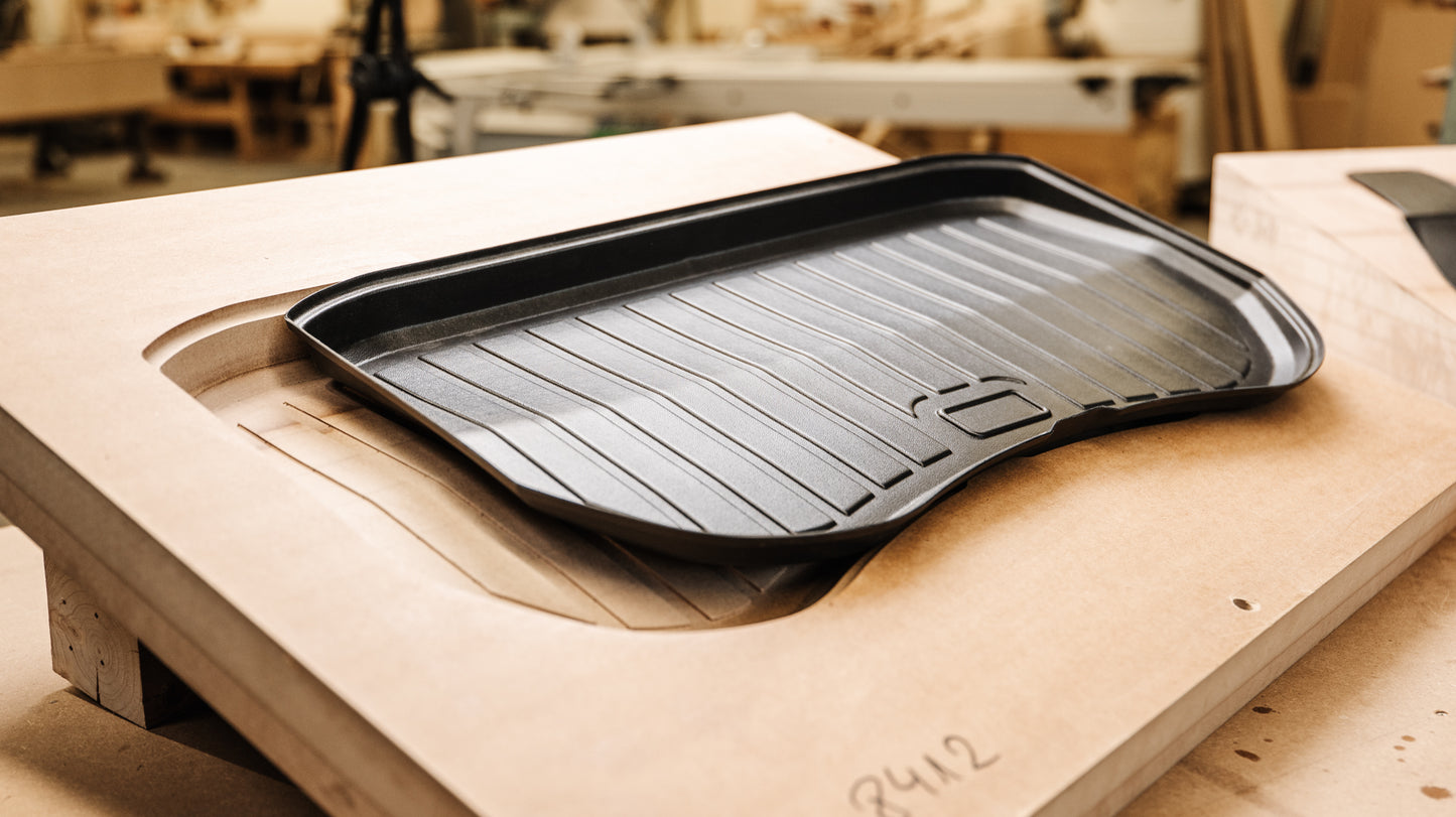 Nauwkeurige pasvorm van 2befair's rubberen mat voor Tesla Model 3 Frunk - Top Tesla accessoire beschikbaar voor Nederland en België.