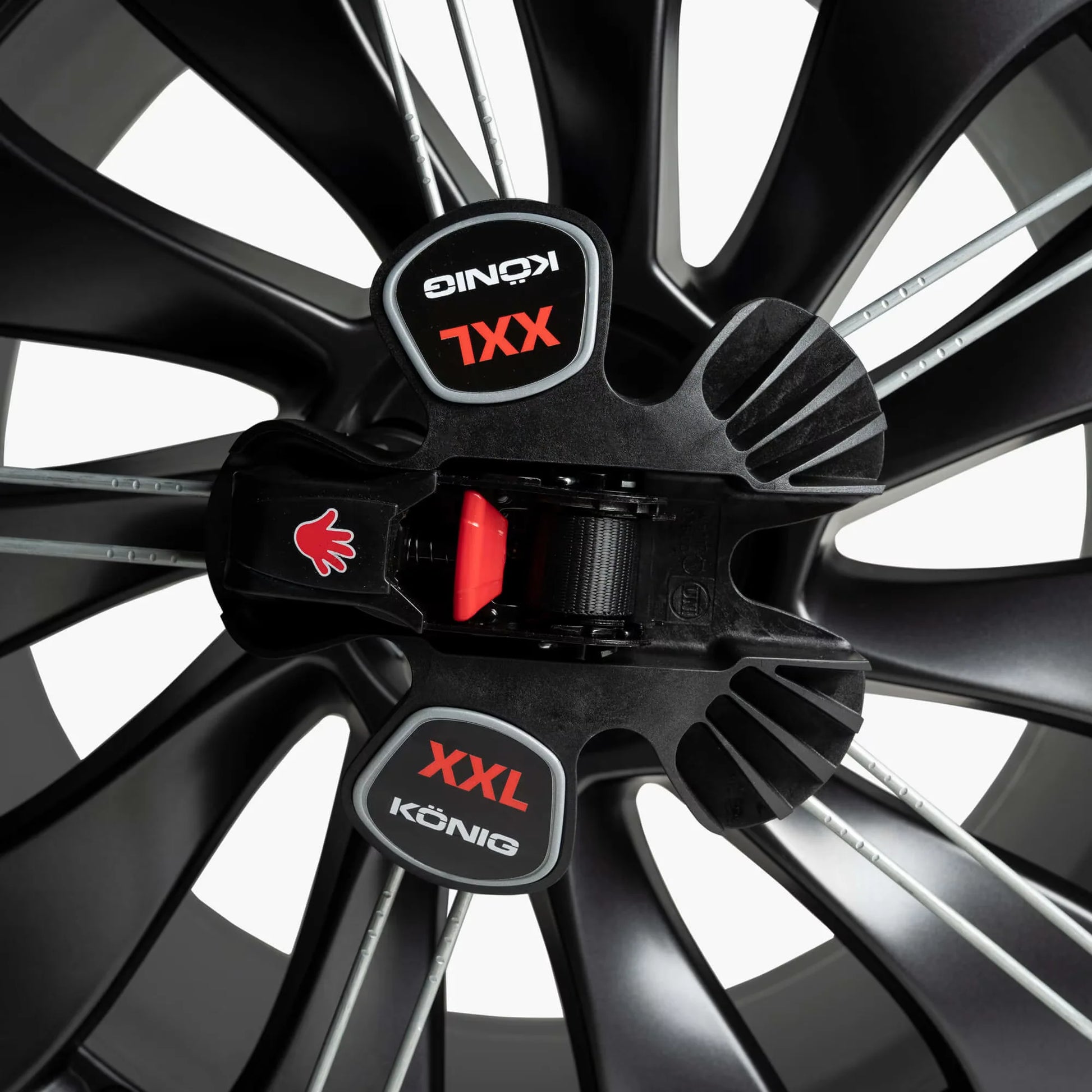 Tesla Model Y uitgerust met 21" sneeuwkettingen, klaar voor winterse wegen in België.