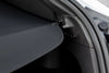 Detailweergave van de bevestiging van de hoedenplank Tesla Y met stevige montagepunten en dubbelzijdige tape, zonder schroeven of boren.