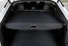 Model Y hoedenplank volledig uitgerold in de bagageruimte van de Tesla Model Y Juniper 2025+, zorgt voor een veilige en afgeschermde kofferbak.