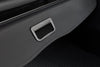 Close-up van de handgreep van de Tesla Model Y hoedenplank standaard, voor eenvoudig uitrollen en toegang tot de bagageruimte van je Model Y.