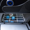 Binnenzijde van de tesla model y koelkast met flessen en blikjes, energiezuinig koelen bij een constante temperatuur tijdens elke rit.