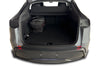 Eén handbagageformaat tas uit de tassenset kofferbak Tesla Model Y Juniper 2025+ overzichtelijk geplaatst in de kofferbak.