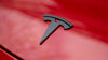 Close-up van het logo Tesla Model 3 Highland Zwart met een matzwarte afwerking, perfect afgestemd op het design van de Model 3 Highland.