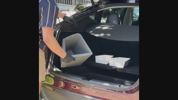 Demonstratie van de Koelbox Tesla Model Y Zijcompartiment in gebruik, met temperatuurdisplay en ruime inhoud voor drankjes en snacks.