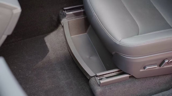 Video van de Autostoel Organizer Tesla Model Y Juniper 2025+ die onder de stoel wordt geschoven; een tesla model y organizer en rear seat organizer voor extra verborgen opbergruimte.