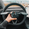 Tesla Model 3 Highland S3XY Stalk richtingaanwijzer in hand, toont montagegemak en OEM-look voor de beste blinker stalk upgrade.