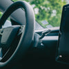 Richtingaanwijzer Tesla Model 3 Highland stalk geïnstalleerd naast touchscreen, voor vertrouwde bediening en verbeterde veiligheid.