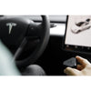 Gebruiker houdt de s3xy commander Gen 2 vast naast Tesla stuur en display, eenvoudig te bedienen en te koppelen met de Enhauto-app.