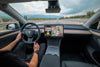 Nachtelijke rit in Tesla met S3XY Strip Tesla Ambient Light, dynamische tesla ambient light upgrade die luxe tesla interieur verlichting toevoegt.