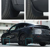 Detail van geïnstalleerde spatlappen Tesla Model Y Juniper 2025+. Beschermt wielkasten effectief tegen modder, steentjes en straatvuil.