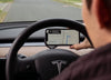 Telefoonhouder Tesla Model Y Raclix gemonteerd achter het stuur. Ondersteunt MagSafe iPhones en Android-smartphones met magneetplaat.