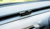 Detailfoto van het Mr&Mrs logo op het autoparfum voor Tesla Model 3 en Model Y – zichtbaar hoogwaardige Italiaanse afwerking.