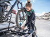 Twee e-bikes stevig bevestigd op Yakima Foldclick 2 EVO, geschikt voor Tesla Model 3 en Model Y, tot 60 kg draagvermogen
