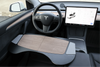 Tesla Model 3 2024+ Highland laptoptafel reistafel geïnstalleerd in voorstoel, perfecte pasvorm en stijlvol ontwerp.