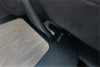 Detailopname van bevestigingsmechanisme van Tesla Model 3 2024+ Highland laptoptafel reistafel.