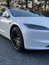 Detailfoto van de 18 inch Photon-wieldop voor Model 3 Highland, vergelijkbaar met Tesla Turbine-velgen en voorzien van een mat zwarte afwerking.