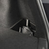 Detailfoto van Tesla Model Y Juniper Organizer in gebruik – opbergruimte voor paraplu of kleine items in de Tesla Model Y achterbak.