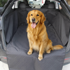Golden retriever zit op een Tesla Model Y hondendeken met volledige kofferbakbescherming – perfect voor elke Tesla Model Y hond en autodeken gebruik.