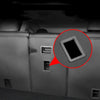Close-up van de uitsparing in de Tesla Model Y Juniper achterbank beschermer, perfect passend rond de vergrendeling voor volledig behoud van functionaliteit.