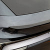 Zijaanzicht van de Model Y Spoiler Juniper 2025+, eenvoudig te monteren met tape zonder boren en verkrijgbaar in Mat Zwart of Mat Carbon.