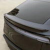 Achteraanzicht van de Tesla Model Y Spoiler Juniper 2025+ in carbon look, strak geïntegreerd met de achterklep voor een sportieve performance look.