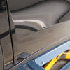 Overzicht van de volledige tesla model y ppf diy kit inclusief rakel, spuitfles en zes op maat gesneden beschermfolies voor het onderste portier.