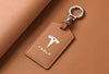 Bruine Tesla sleutelhanger met key card holder voor sleutel Tesla Model Y en Model 3, elegant ontwerp met hoogwaardige afwerking en ring.