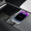 Close-up van Tesla Model Y Usb C aansluitingen van de Juniper usb hub, geschikt voor ultrasnel opladen van smartphones, tablets en laptops.