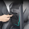 Hand installeert de verborgen organizer in de armsteun van de Tesla Model Y Juniper 2025+, zonder gereedschap en met perfecte pasvorm.