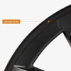 Detail van de beschermstrip van de Wieldoppen Tesla Model 3 Highland 2024+ 18 inch Nova voor extra bescherming tegen stoeprandschade.