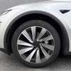 Close-up van Zilver Black Helix 19 inch wieldop gemonteerd op een zilveren Tesla Model Y Juniper 2025+