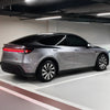 Achteraanzicht van zilveren Tesla Model Y met Zilver Black Helix wieldoppen in parkeergarage