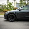 Tesla Model Y Juniper 2025+ met gemonteerde wieldoppen 20 inch zwart, perfect passend bij het sportieve ontwerp en de zwarte accenten.