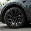 Close-up van Tesla Model Y Juniper 2025+ met zwarte wieldoppen 20 inch Helix-stijl, gemonteerd op Goodyear banden met perfecte pasvorm.