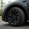 Tesla Model Y Juniper met wieldoppen 20 inch zwart gemonteerd op voorwiel, aerodynamisch ontwerp en naadloze aansluiting zichtbaar.