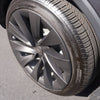 Detailopname wieldop Tesla Model Y Juniper 2025+ Helix 20 inch zwart op Hankook Ion Evo AS band, geschikt voor zomerritten en winterse omstandigheden.