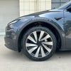 Tesla Model Y Juniper 2025+ met zilver-zwarte Helix wieldoppen 20 inch gemonteerd, perfect afgestemd op donkere carrosseriekleuren.